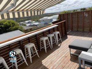 Μπαλκόνι ή βεράντα στο Stones Throw to Beach & Chiton Surf Club +17 φωτογραφίες