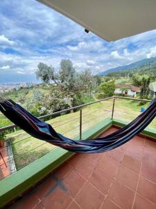 een hangmat op het balkon van een huis bij Gran casa envigado jacuzzi, sauna y mirador in Envigado