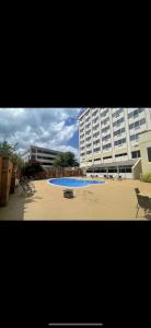 Claymont的住宿－Brandywine Plaza Hotel，大型建筑前的大型蓝色泳池