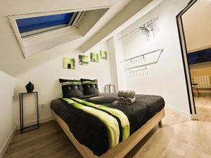 アミアンにあるL'Airzenity ~ Chill ~ Proche Gare ~ WiFiの部屋の中に大きなベッドがある寝室