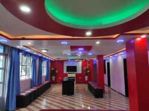 una sala de conferencias con paredes rojas y techo verde en HOTEL CARIBEAN REAL en Latacunga
