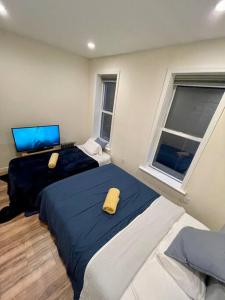 Kama o mga kama sa kuwarto sa Elegant 2 Bedrooms 14 minutes to Times Square!