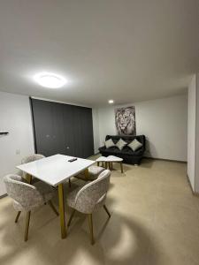 ein Wohnzimmer mit einem Tisch, Stühlen und einem Sofa in der Unterkunft Moderno Apartamento con 3 habitaciones in Dosquebradas