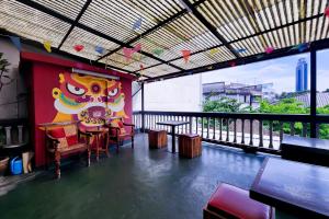 un restaurante con mesa y sillas en el balcón en Loftel 22 Hostel, en Bangkok