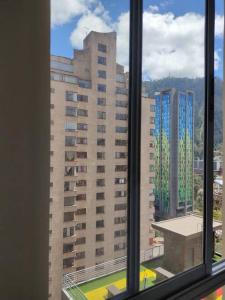 een raam met uitzicht op een groot gebouw bij Loft 2019 La Candelaria estrenar 24/7 in Bogota