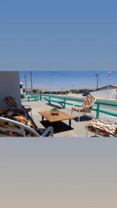 una piscina con sillas, mesa, mesa y mesa y mesa en Bahía Inglesa arenas blancas y aguas turquesa, en Caldera