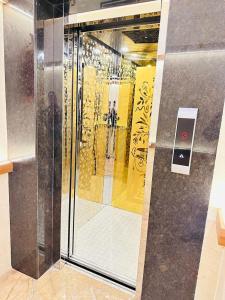 eine Glastür einer Dusche in einem Laden in der Unterkunft HOTEL BKC DOWNTOWN - NEAR US EMBASSY in Mumbai