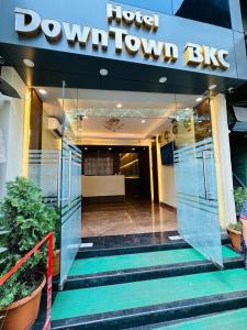 HOTEL BKC DOWNTOWN - NEAR US EMBASSY في مومباي: مدخل أمامى لفندق أسفل المدينة كبير