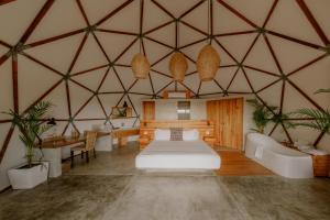 ein Schlafzimmer mit einem Bett in einem Zelt in der Unterkunft La Poza Boutique Hotel and Spa - Adults 15 plus in Todos Santos