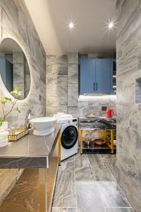 bagno con lavandino e lavatrice di Skycure Serviced Apartments ad Ho Chi Minh