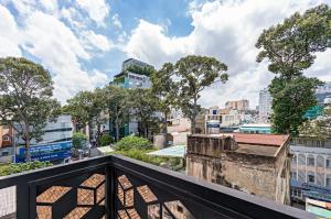 balcone con vista sulla città di Skycure Serviced Apartments ad Ho Chi Minh