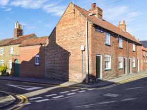 a brick building on the side of a street at End Cottage in Horncastle