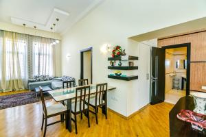 - une salle à manger et un salon avec une table et des chaises dans l'établissement SAHIL PARK 2 Bedrooms, à Baku