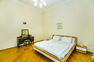 - une chambre avec un lit, un bureau et une chaise dans l'établissement SAHIL PARK 2 Bedrooms, à Baku
