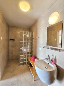 a bathroom with a white sink and a mirror at Villa San Sebastian Curaçao in Fontein