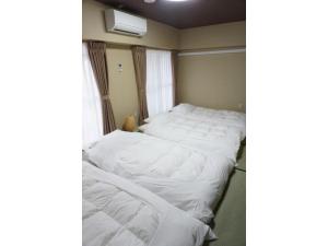 1 dormitorio con 2 camas con sábanas blancas en WALLABY HOUSE - Vacation STAY 38653v, en Kawaguchi