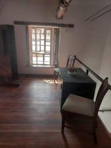 a room with a chair and a table and a window at Hermoso y cómodo Departamento a pasos de la plaza in Tarija