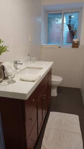 łazienka z umywalką i toaletą w obiekcie Hermoso y cómodo Departamento a pasos de la plaza w mieście Tarija