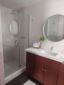 W łazience znajduje się umywalka oraz prysznic z lustrem. w obiekcie Hermoso y cómodo Departamento a pasos de la plaza w mieście Tarija