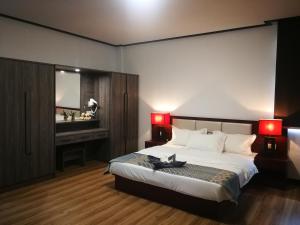 1 dormitorio con 1 cama con 2 lámparas y lavamanos en Marina Hotel 
