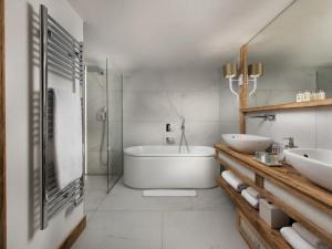 Chalet luxueux avec spa, piscine et vue sur pistes a Courchevel 1550 - FR-1-575-200