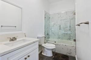 ห้องน้ำของ 4bed with 3bath Hollywood living near Universal studio and Hollywood