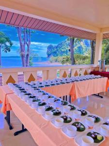 una mesa larga preparada para una boda con vistas en Diamond Beach Resort, en Ao Nam Mao