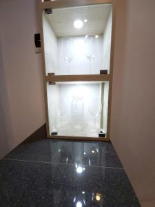 a glass display case with three wine glasses in it at Acogedor departamento en Huacachina in Ica +9 photos