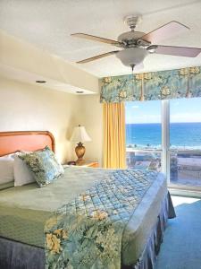 1 dormitorio con 1 cama y vistas al océano en Fort Lauderdale Beach Resort by Vacatia, en Fort Lauderdale