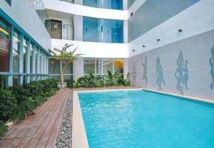 ein Schwimmbad in der Mitte eines Gebäudes in der Unterkunft Panorama Sky Blue Nha Trang in Nha Trang
