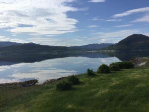 - une vue sur un lac avec des montagnes en arrière-plan dans l'établissement Idyllisk hus ved sjøen, à Hammerfest