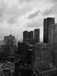 una foto en blanco y negro de una ciudad con edificios altos en Apartement The Peak Sudirman en Yakarta