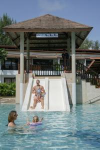 Bazén v ubytování Arinara Beach Resort Phuket - SHA Extra Plus nebo v jeho okolí