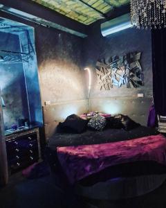 ein Schlafzimmer mit einem Bett und einem großen Spiegel in der Unterkunft Jacuzzi Love SuiteSweetRome in Rom