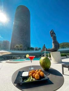 un plato de comida en una mesa con una bebida en Hotel Nacional Rio de Janeiro, en Río de Janeiro