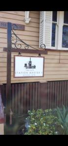 瑪麗伯勒的住宿－The Old Station Masters House，建筑物的一侧有火车的标志