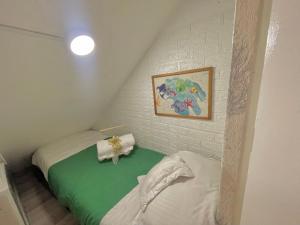 una piccola camera con letto in mansarda di Prisma Hostel a Bogotá