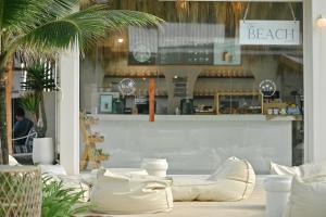 Posezení v ubytování Arinara Beach Resort Phuket - SHA Extra Plus