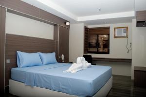 Tempat tidur dalam kamar di RedDoorz @ Washington Guest House Olongapo