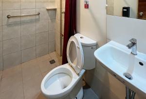 bagno con servizi igienici e lavandino di RedDoorz @ Washington Guest House Olongapo a Olongapo