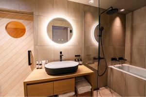 福岡的住宿－脈 -MYAKU PRIVATE SAUNA-，浴室配有盥洗盆和浴缸。