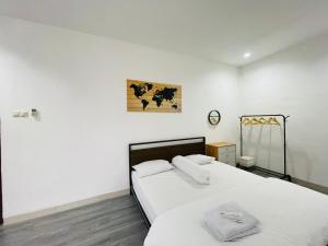 1 dormitorio con 1 cama blanca grande con almohadas blancas en Bagus house, en Pekanbaru