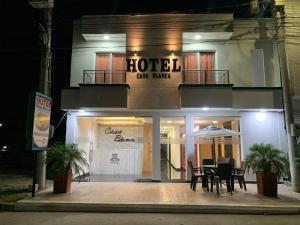 un hotel con una mesa delante de él por la noche en HOTEL CASA BLANCA, en Aguachica