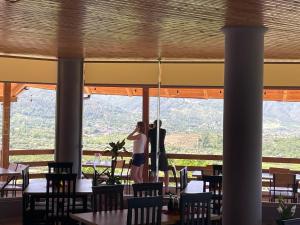 two people standing in a restaurant with a view at Hylli i drites in Lezhë