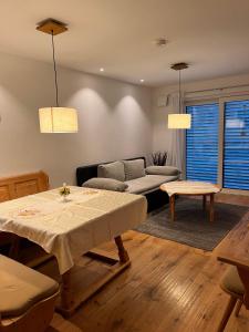 een woonkamer met een tafel en een bank bij Ferienwohnung Trissl in Oberaudorf
