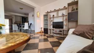 uma sala de estar com piso em xadrez em Apartments Marin - amazing sea view em Splitska