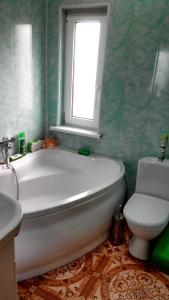 Koupelna v ubytování Cottage Ozerniy + 37 fotografií