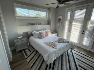 Un dormitorio con una cama con dos cisnes encima. en Pet friendly Wi-Fi luxury gated community downtown Greenville, en Greenville