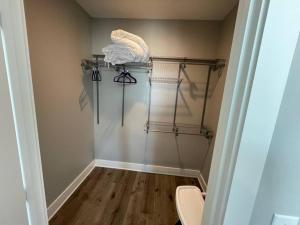 vestidor con estanterías y aseo en Pet friendly Wi-Fi luxury gated community downtown Greenville, en Greenville 14 fotos más