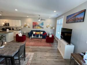 Una sala de estar con sillas rojas y un sofá azul. en Pet friendly Wi-Fi luxury gated community downtown Greenville, en Greenville